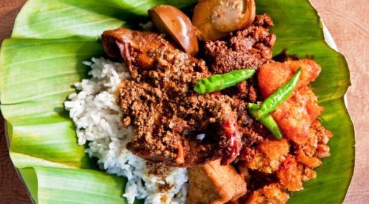 Patah Hati Memang Sengsara. Mending Kunjungi 10 Destinasi Ini Biar Move On Kamu Lancar Jaya! 24 Semoga kenangan tentang dia bisa larut dalam nikmatnya gudeg