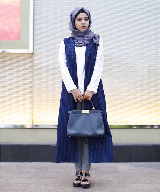 Padu Padan Gaya Kasual Hijab dan Vest yang Bisa Kamu Pakai Buat Kondangan. Coba, Yuk! 17 blouse, long vest strip, celana pensil
