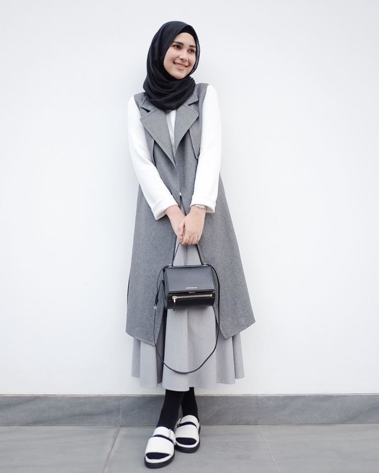 Padu Padan Gaya Kasual Hijab dan Vest  yang Bisa Kamu Pakai 