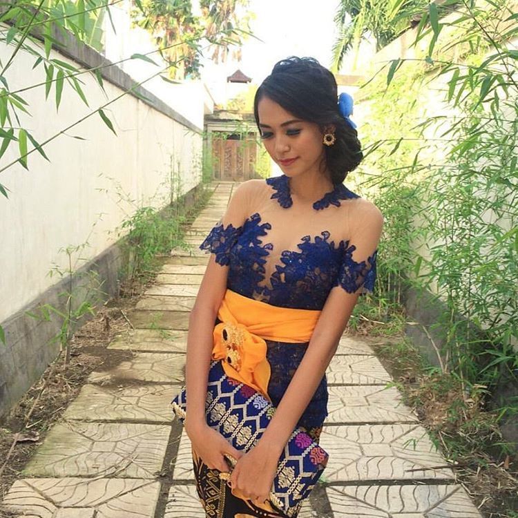 warna biru tua dan oranye