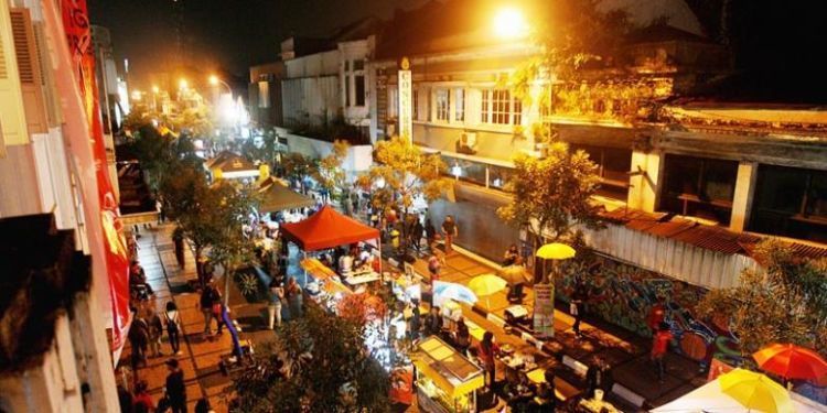 Patah Hati Memang Sengsara. Mending Kunjungi 10 Destinasi Ini Biar Move On Kamu Lancar Jaya! 30 Menikmati malam yang hangat di Jalan Braga