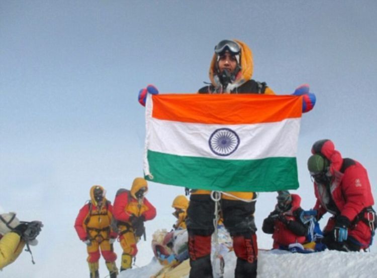Tarakeshwari memamerkan foto 'palsu' di puncak Everest.