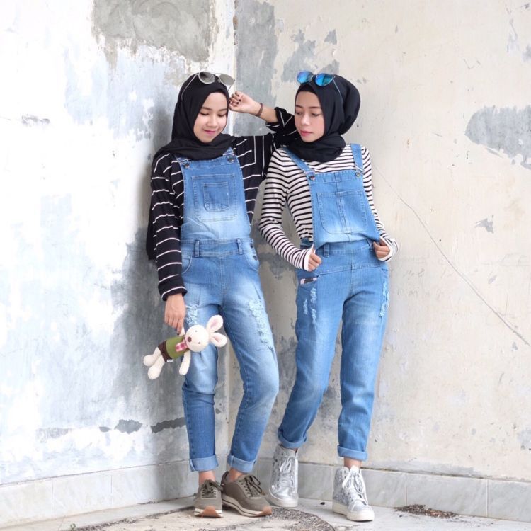 8 Gaya Hijab Anggun dengan Baju Berbahan Jeans atau Denim 