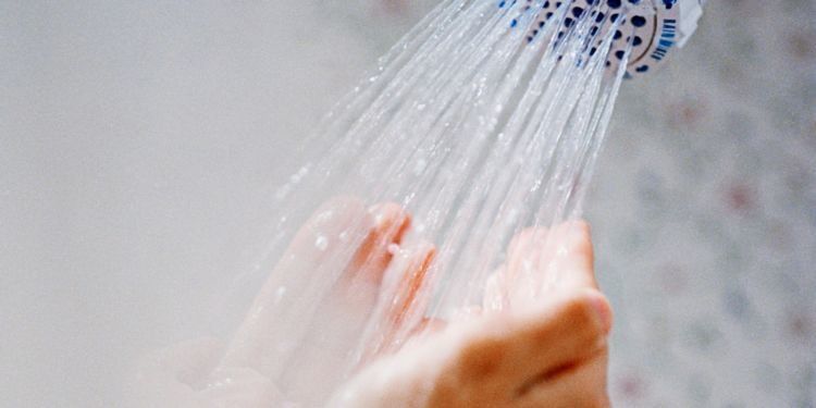 mandi air hangat sebelum tidur