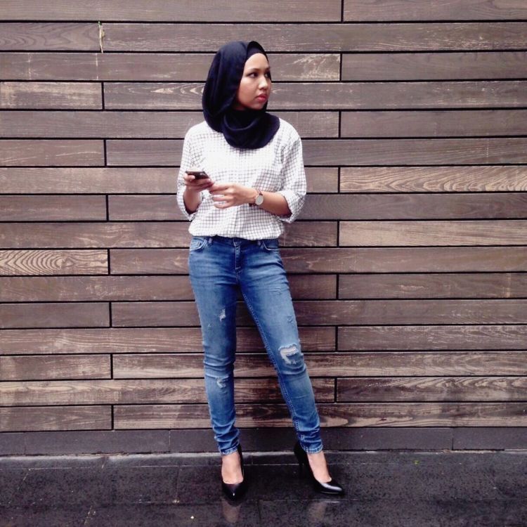 Siapa Bilang Cewek Berhijab Nggak Bisa Pakai Celana Jeans 