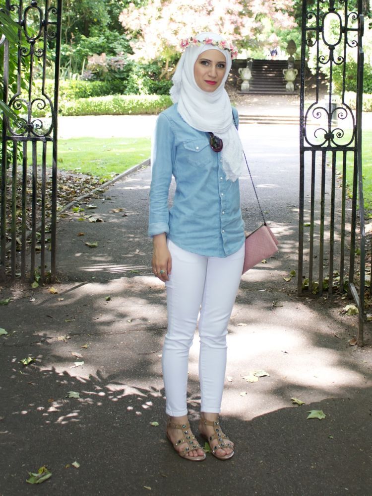 8 Gaya Hijab Anggun dengan Baju Berbahan Jeans atau Denim 