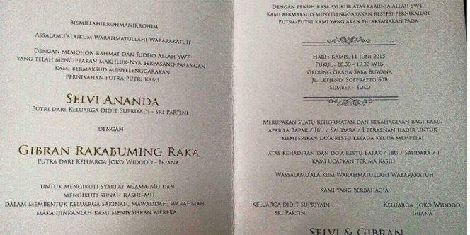 Padahal anak presiden aja nggak mencantumkan gelar di undangan pernikahannya.