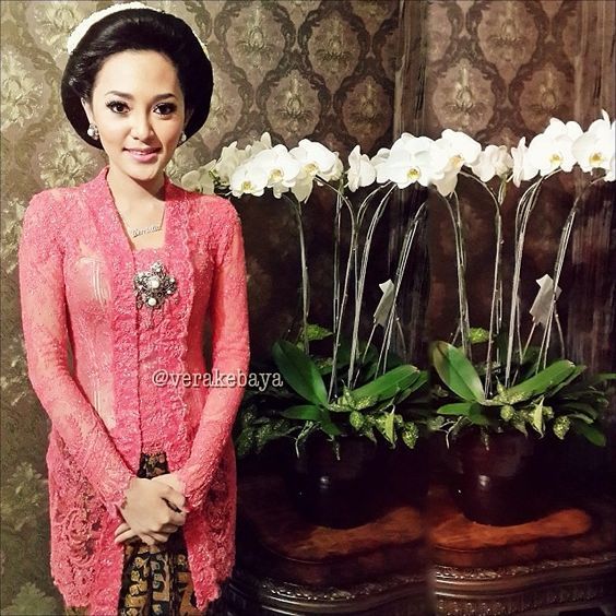 10 Kombinasi Bros Cantik untuk Kebaya Kutubarumu. Bikin Kamu Nggak Malas Kondangan!