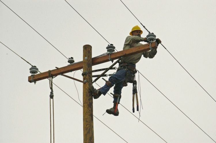 teknisi listrik memperbaiki kabel listrik yang bermasalah