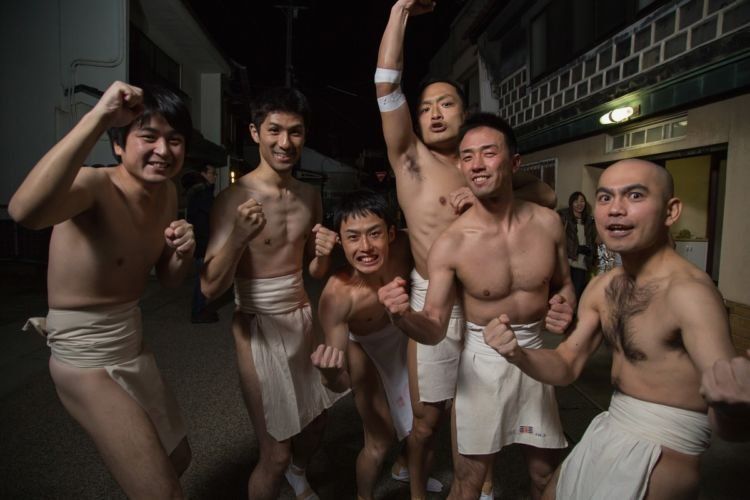 10 Festival Tanpa Busana Di Dunia. Bukannya Disangka Gila, Festival Ini Justru Banyak Penggemarnya! 11 begini nih pakaian dalam versi Jepang
