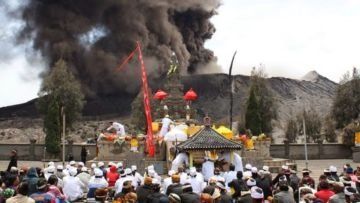 Bromo Berstatus Waspada! Erupsi Nggak Menghalangi Suku Tengger untuk Upacara Kasada