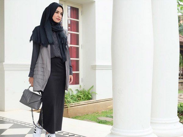 blouse polkadot, midi vest, rok sepan, sepatu kets