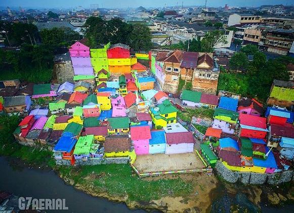 Ini Malang, Bukan Luar Negeri. Yuk Kunjungi Kampung Warna Warni yang Menyenangkan Hati!