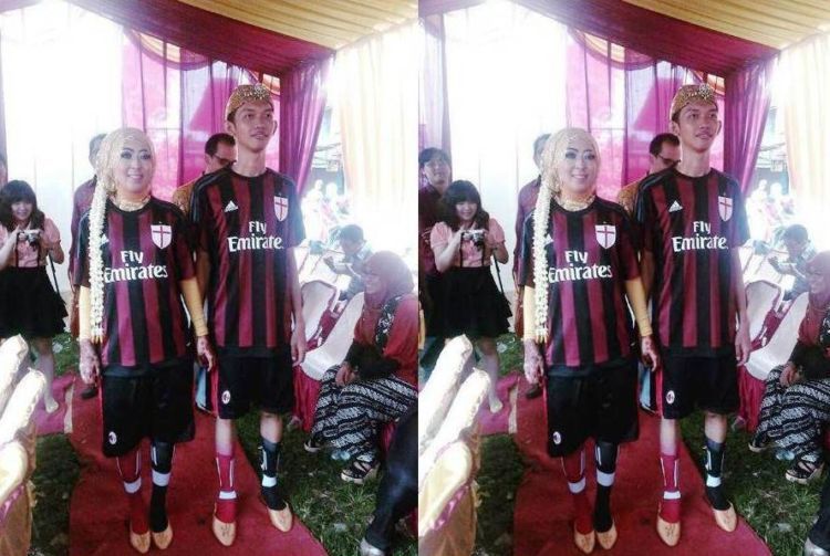 Konsep Pernikahan Buat yang Gila Bola. Mungkin Sedikit Aneh, tapi Kamu Akan Terlihat Beda! 18 Jersey bola semacam ini bisa jadi pengganti jas dan gaun pernikahanmu