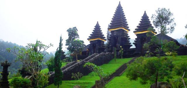 Pura di lereng gunung salak