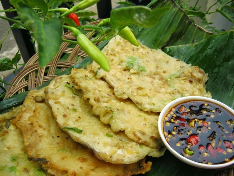 Pacarmu Doyan Makan? Coba Buatkan 7 Menu Ini Saja Saat Malam Mingguan 11 Mau disantap dengan cabai rawit atau kecap pedas, Tempe Mendoan memang nikmat!