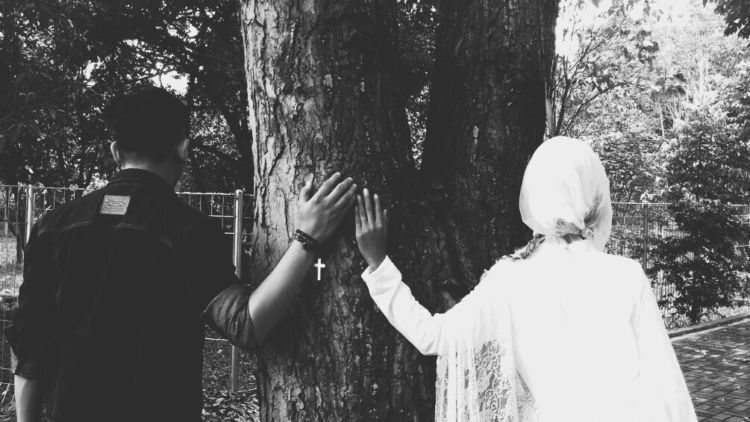 Tuhan Mempertemukan Kita untuk Mengajarkan Arti Perbedaan, Toleransi, dan Tentang Cinta yang Tak Mungkin untuk Bersatu.