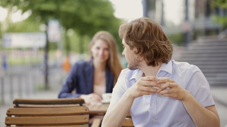 6 Hal Ini Bisa Menjelaskan, Bedanya Cowok Sama Cewek Kalau Lagi Jatuh Cinta