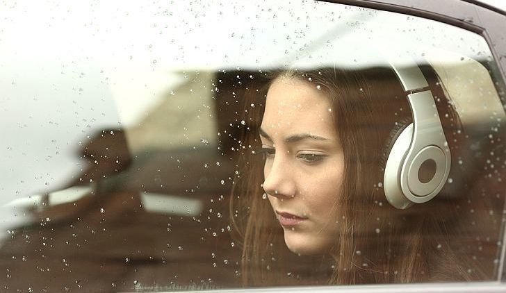Butuh Asupan Lagu Galau Untuk Menemani Bapermu? Langsung Dengerin 5 Judul Ini!