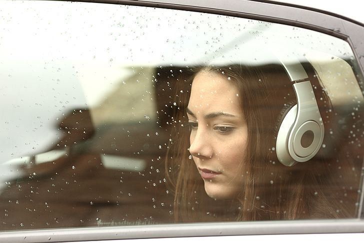 Butuh Asupan Lagu Galau Untuk Menemani Bapermu? Langsung Dengerin 5 Judul Ini!