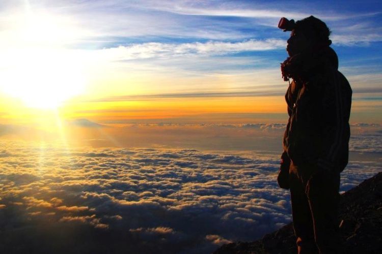 Patah Hati Memang Sengsara. Mending Kunjungi 10 Destinasi Ini Biar Move On Kamu Lancar Jaya! 22 Nikmatilah petuangan seru ke puncak mahameru