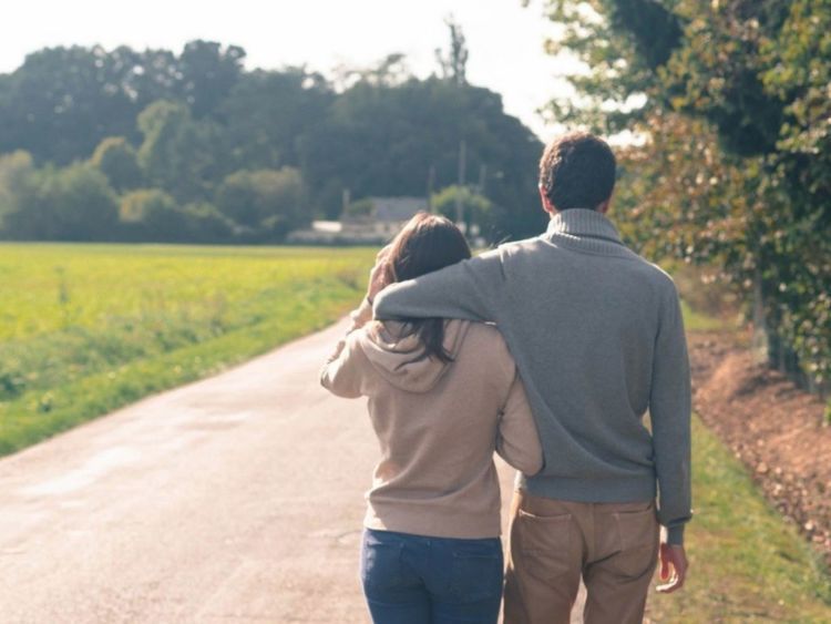 Jangan Lepaskan Dia yang Setia Bertahan Dalam Kondisi Ini. Dia Adalah Pasangan yang Layak Kamu Yakini 15 Tetap menemani