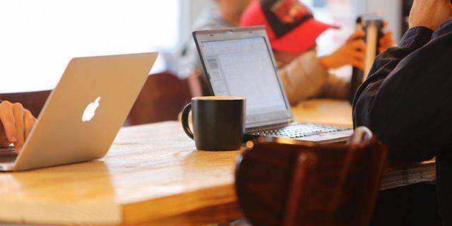 Selama ada WiFi gratis, kerjaan bisa jalan terus