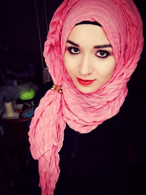 Ketahui Kombinasi Warna Bibir dan Hijab Yang Pas Hanya dari 3 Warna Lipstik Saja!