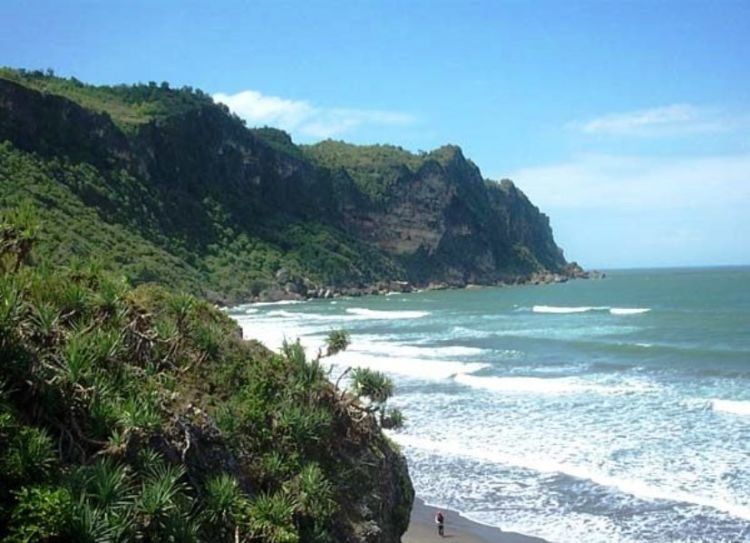 Pantai Ayah emang cantik