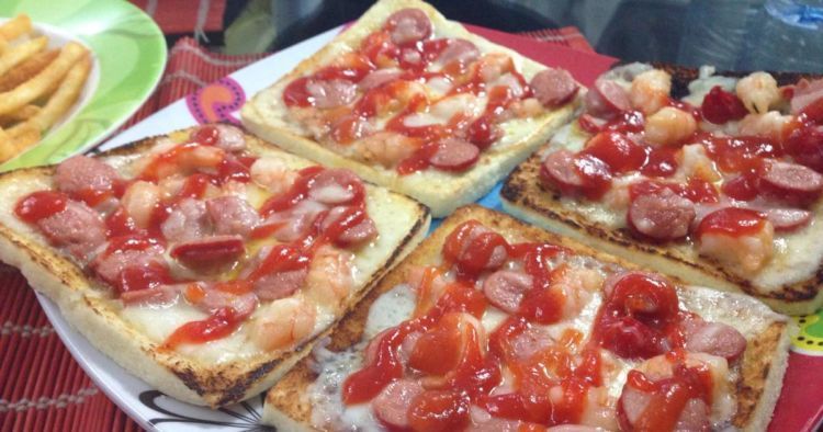 Pacarmu Doyan Makan? Coba Buatkan 7 Menu Ini Saja Saat Malam Mingguan 8 Pizza Roti Tawar, yummy!