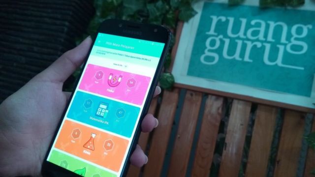 5 Aplikasi Belajar Online yang Harus Kamu Coba 2 Ruangguru; one of the best education platform