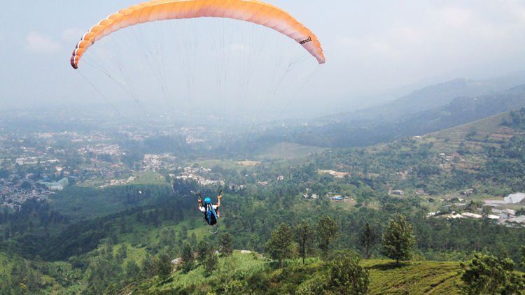 Pengen Coba Paragliding? Di Puncak, Jakarta Saja!