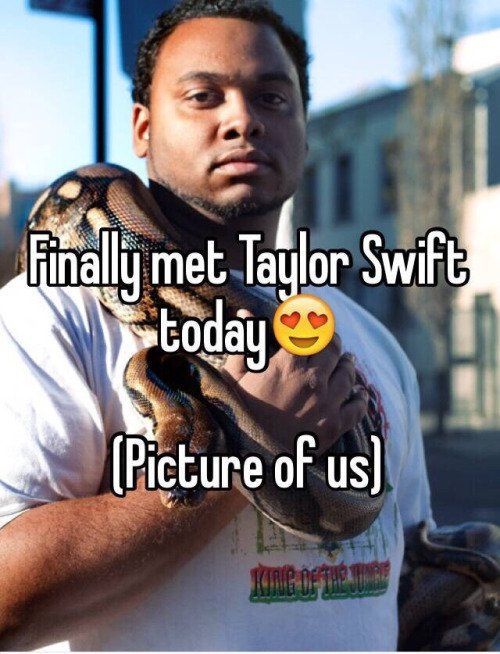 Dia foto bareng Taylor via no-chill-at-all.tumblr.com