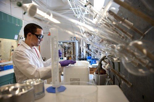 Penelitian di dalam laboratorium adalah bahagianya.