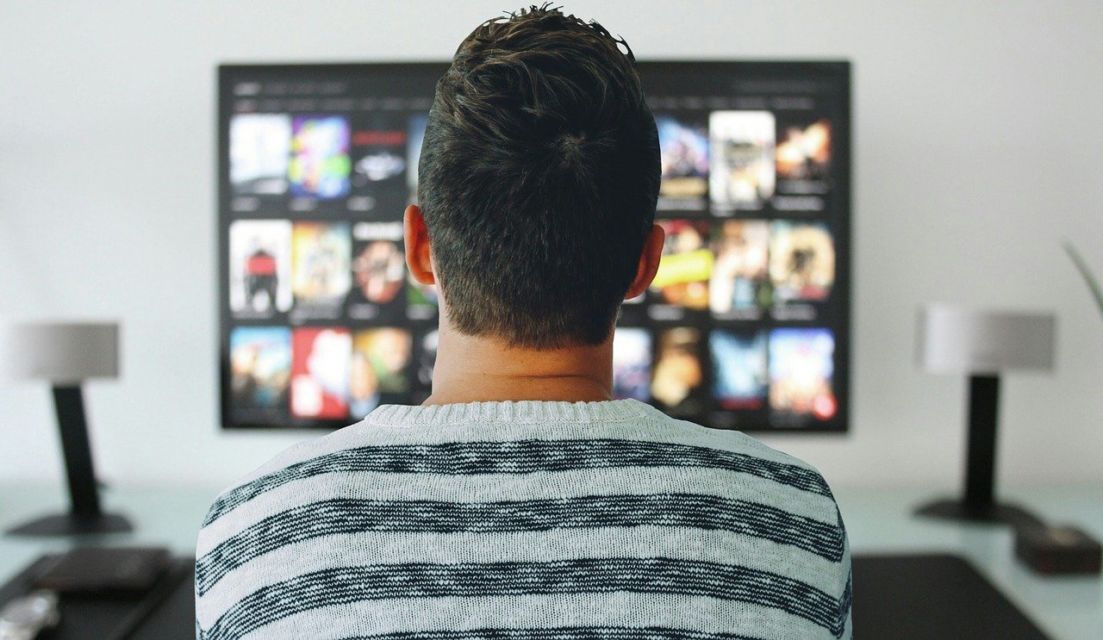 8 Kiat Jitu Belajar Bahasa Inggris Sambil Nonton Film yang Kamu Suka. Nggak Tegang, Cepat Bisa