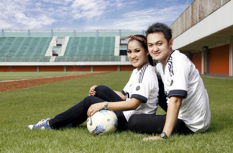 Konsep Pernikahan Buat yang Gila Bola. Mungkin Sedikit Aneh, tapi Kamu Akan Terlihat Beda! 15 Tema bola dimulai dari saat foto prewedding
