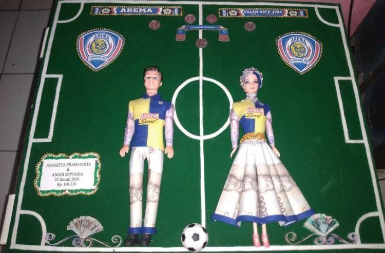 Konsep Pernikahan Buat yang Gila Bola. Mungkin Sedikit Aneh, tapi Kamu Akan Terlihat Beda! 16 Mahar juga bisa dihias bertema bola