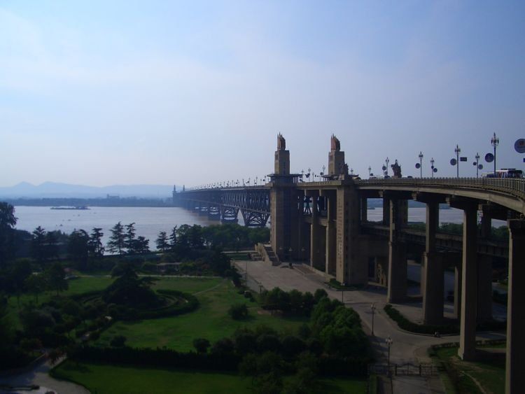 Serem juga ini jembatan keren