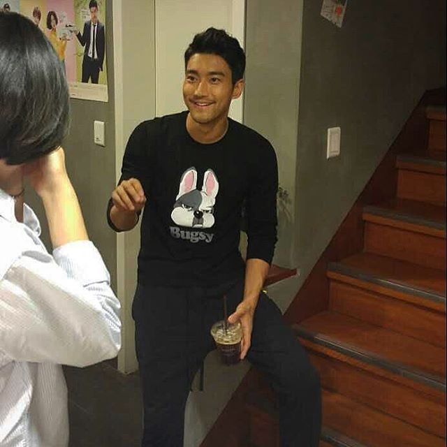 Selain Ganteng Dan Multitalenta, Gaya Choi Siwon Tak Pernah Gagal Bikin Cewek Kesengsem 36 sweater lucu!