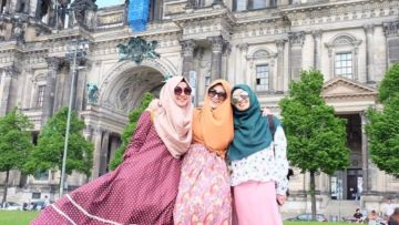 Kamu yang Ingin Tampil Berhijab Syar’i Tanpa Tapi, Jangan Sampai Salah Padu Padan Kaos Kaki