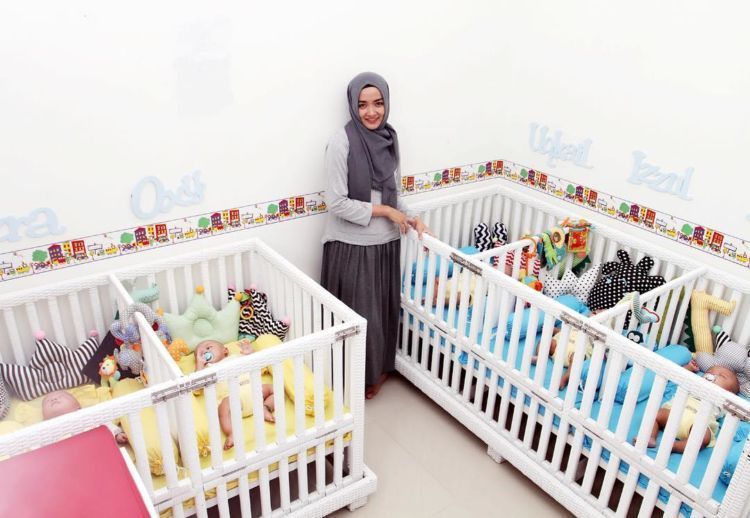 Bunda Lely dan kelima anak-anak kembarnya