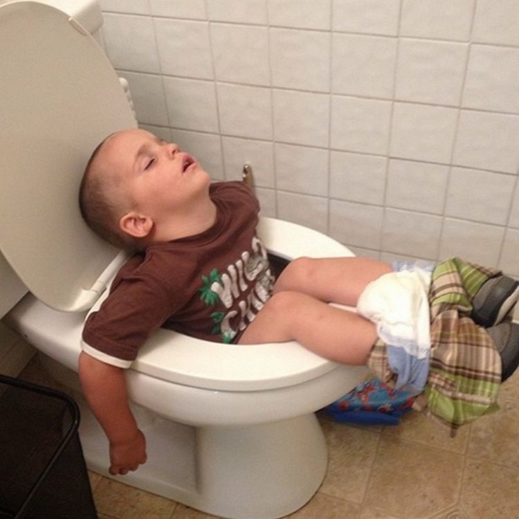 hhuhu ketiduran di toilet :(
