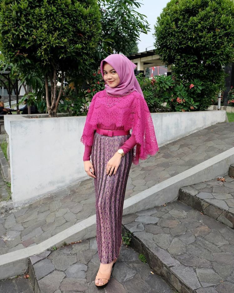 Cara Pakai Kebaya untuk Hijaber Nggak Ketat Menutup Dada Cara Pakai Kebaya untuk Hijaber Nggak Ketat Menutup Dada