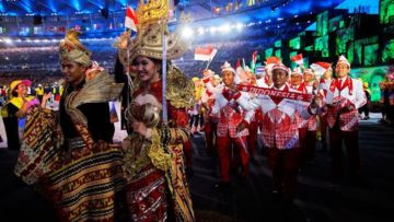 Kostum Kontingen Indonesia di Olimpiade Rio Dipuja Dunia. Di Indonesia Justru Dihina!