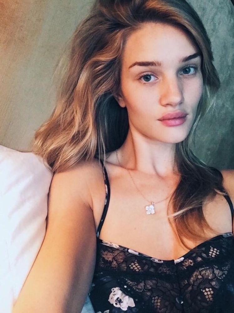 15 Foto Kecantikan Alami Cewek Saat Bangun Tidur. Yakin Masih Mau Suka Cewek yang Doyan Dandan? 16 Rosie Huntington :)
