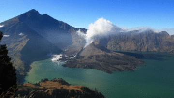 Nggak Cuma di Jakarta, Gunung Rinjani Ikut Kebanjiran. Pendakian Rinjani pun Harus Ditutup!