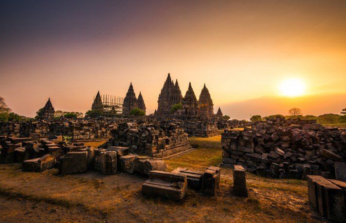 Candi Prambanan, salah satu peninggalan sejarah yang tetap mengagumkan.