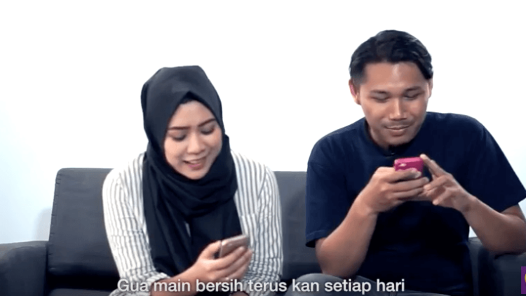 Swap Challenge! Tukeran HP Sama Pacar dan Lihat Seberapa Kuat Hubunganmu