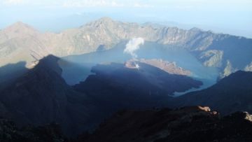 Gunung Barujari di Rinjani Meletus. Pendaki Panik Jelang 17 Agustus!