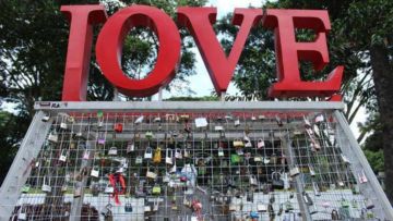 8 Lokasi Gembok Cinta Ini Bisa Kamu Temui di Indonesia. Nggak Perlu Jauh-Jauh ke Paris atau Korea!